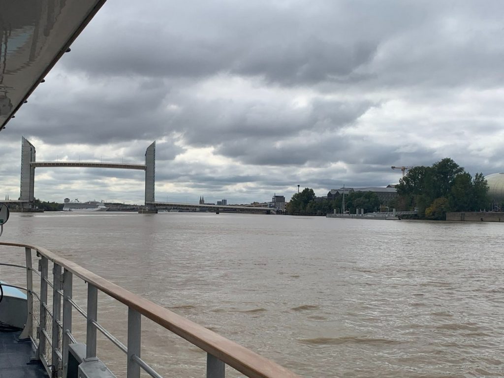 Bordeaux sur la Garonne pont et bateau