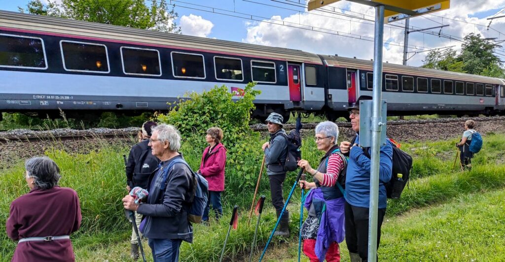 Randonneurs regardant passer les trains